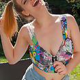 Lottie in the garden - image control.gallery.php