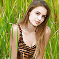 Elle hiding in the Grass - image control.gallery.php